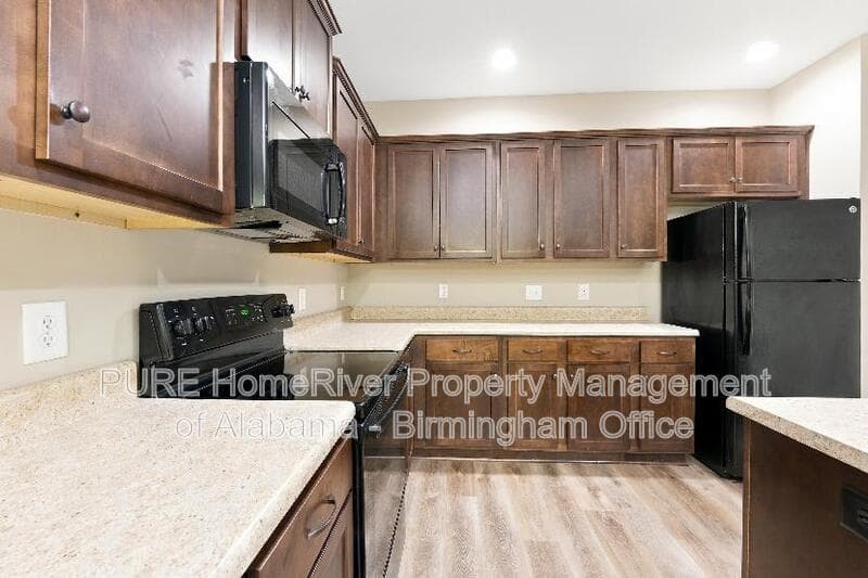 Gardendale House: 4257 Lochshire Lane
