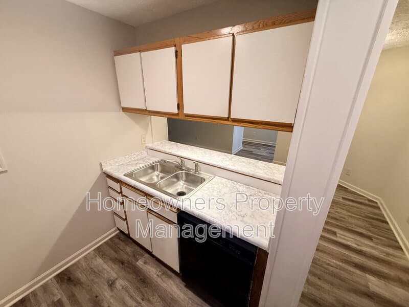 Fayetteville House: 325 Waterdown Dr