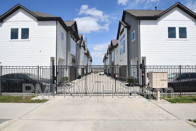 Houston House: 5904 Gardendale Dr