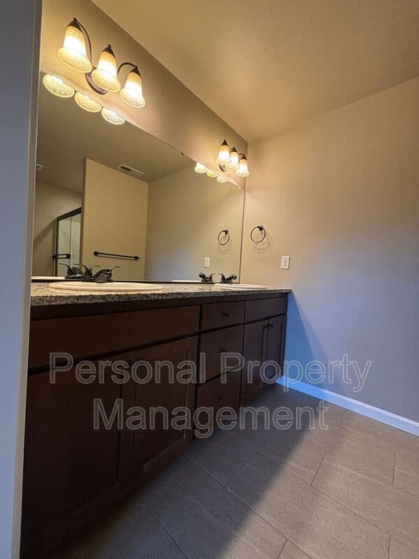 Vancouver House: 3303 NE 43rd Pl