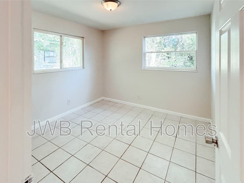 Jacksonville House: 7742 Kershaw Dr S