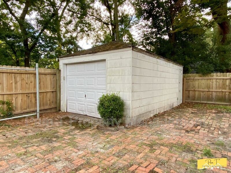 Savannah House: 304 Columbus Dr