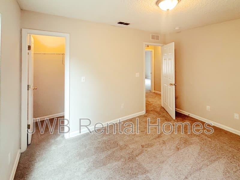 Jacksonville House: 2139 Sessions Ln