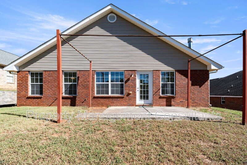 Madison House: 103 Acacia Trail Drive