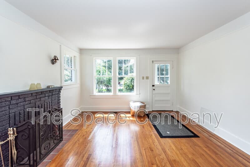 Charleston House: 25 8th Avenue