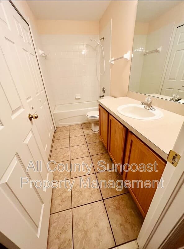 St. Petersburg House: 3872 Mariner Dr
