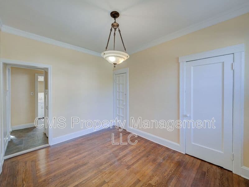 West Orange House: 14 Winding Way