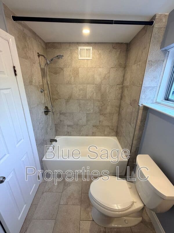 Folcroft Townhome: 2118 Valleyview Dr