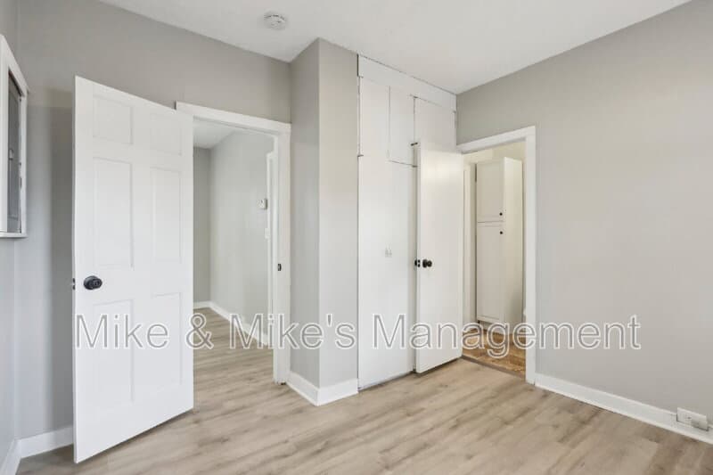 Milwaukee Condo: 506 E Linus St Uppr REAR