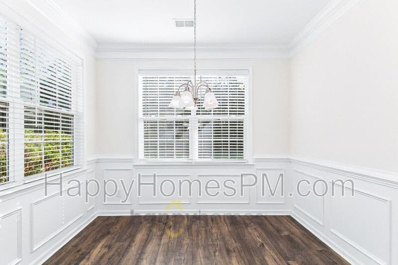 Summerville House: 585 Yellow Leaf Lane