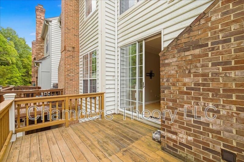 Alexandria House: 77 Arell Ct