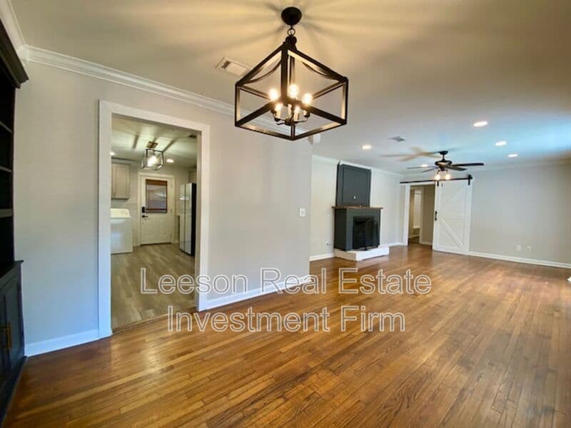 Shreveport House: 3792 Greenway Pl.