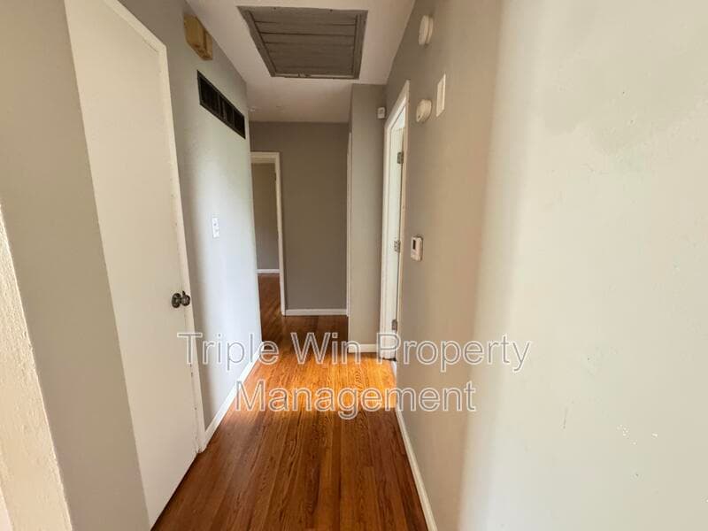 Saint Louis House: 1372 Farmview Ave
