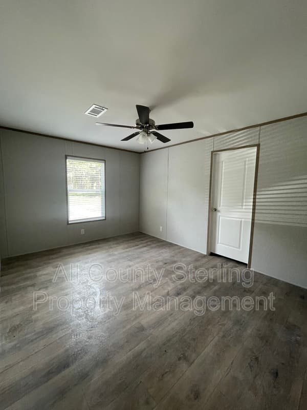 Lake City House: 150 SE Perfect Court