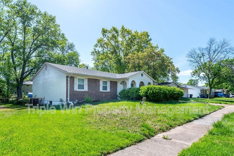 Florissant House: 2250 Spoonwood Ln