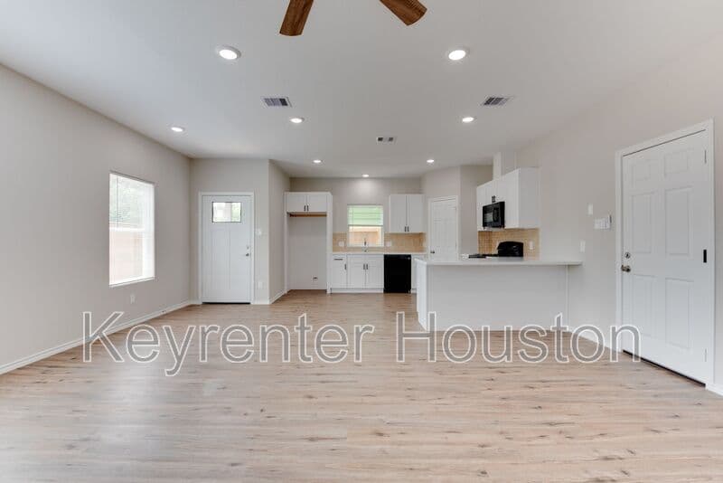 Houston House: 8203 Woodlyn Rd
