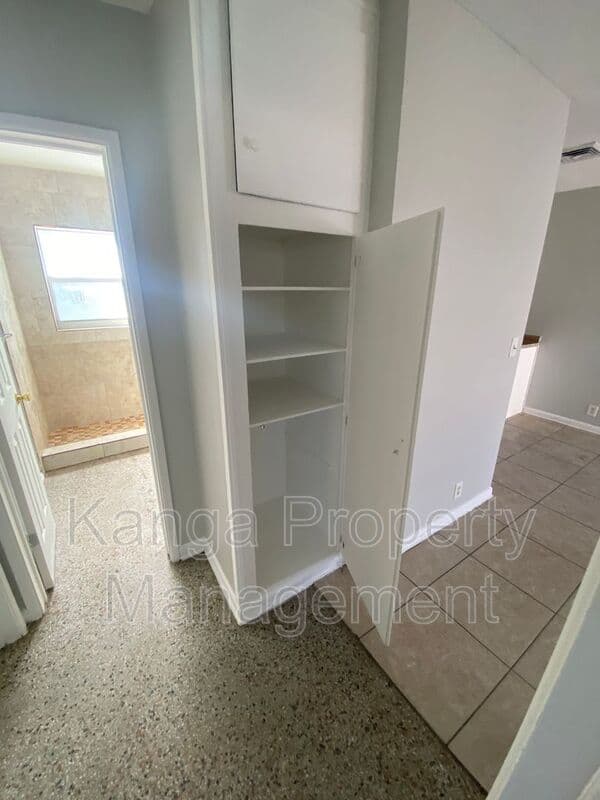 West Palm Beach House: 3716 Henry Ave