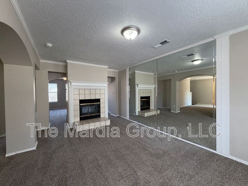 Cedar Hill House: 904 Shady Brook Lane