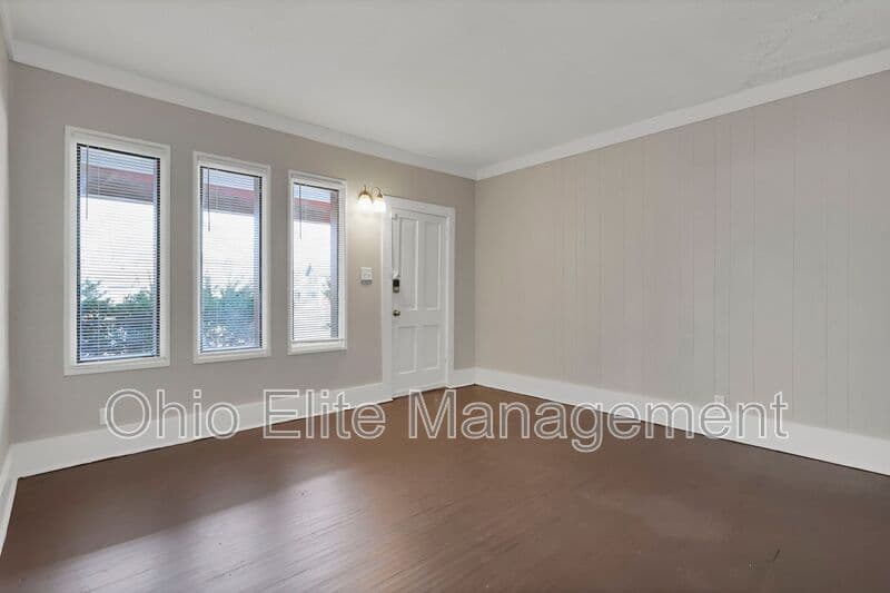 Columbus House: 2709 Sullivant Ave