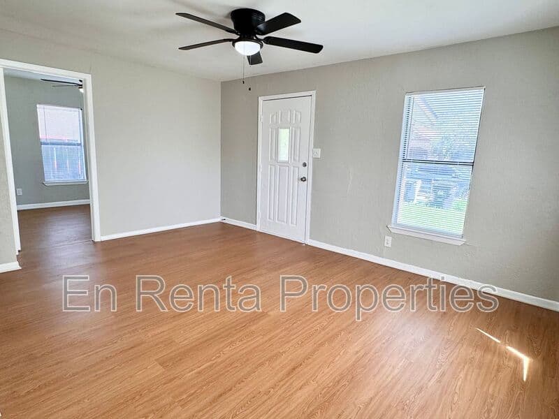 Fort Worth House: 525 Hammond St.