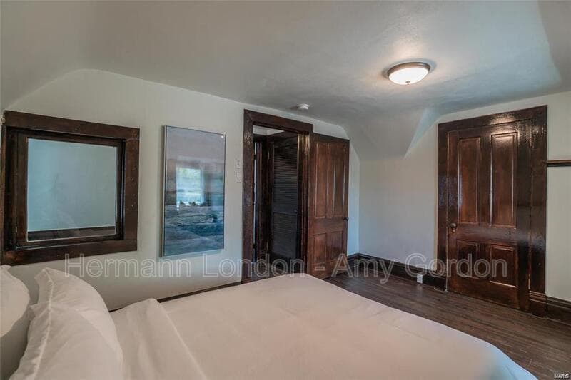 Saint Louis House: 3922 Castleman Avenue,