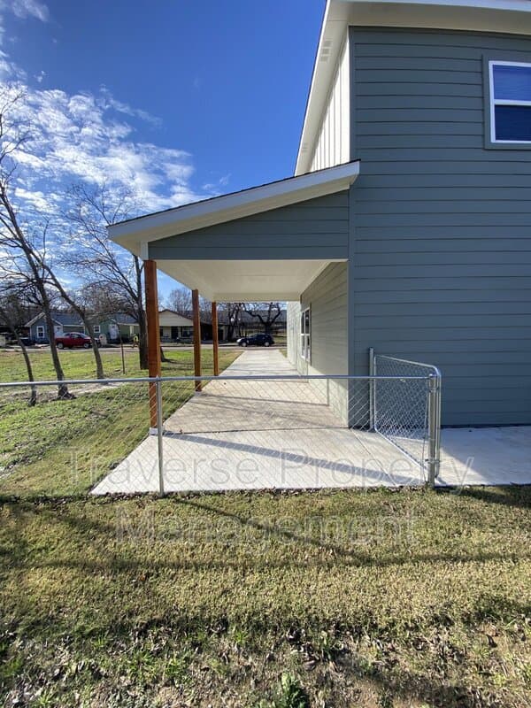 Fort Worth House: 1309 Arizona Ave
