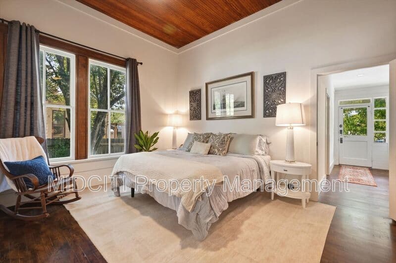 San Marcos House: 1017 W Hopkins St