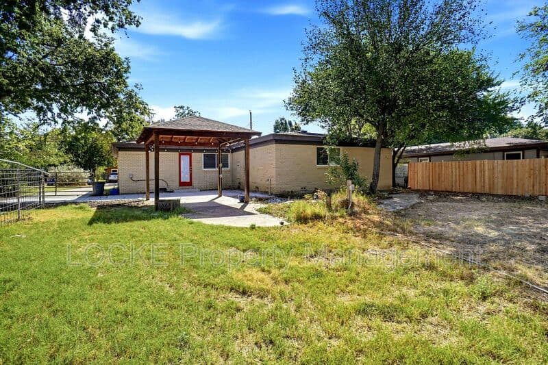Benbrook House: 1004 Usher St