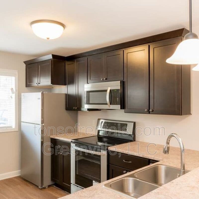 Greer Townhome: 111 Becky Don Drive 15