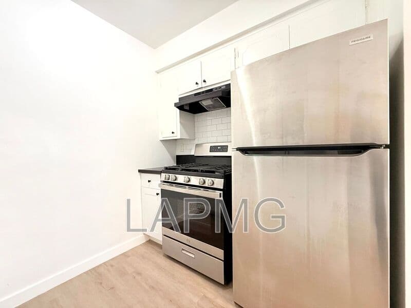 Los Angeles House: 1426 South Point View