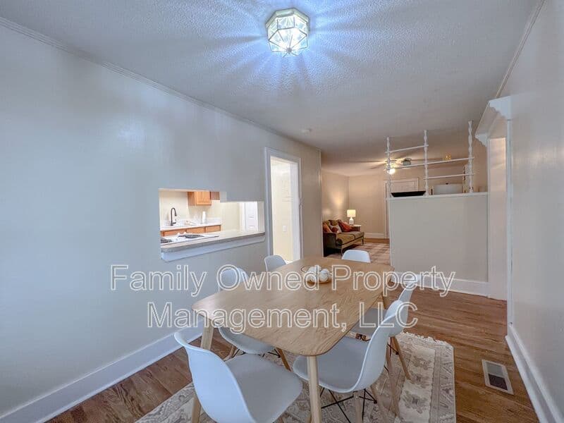 Summerville House: 806-B N Magnolia St