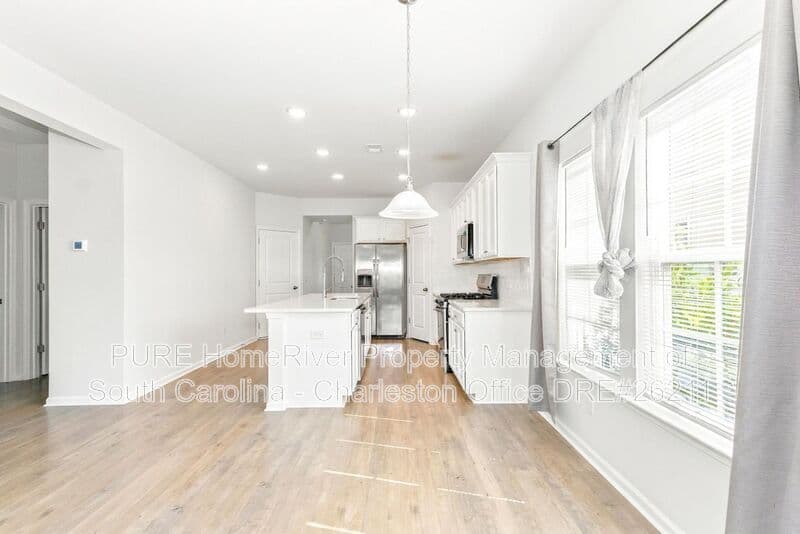 Goose Creek House: 105 Sequoia Ln