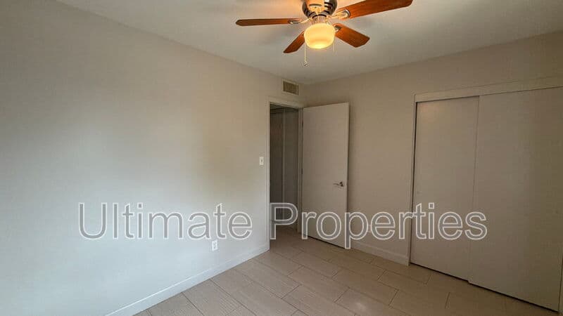 Glendale House: 6516 W Phelps Rd