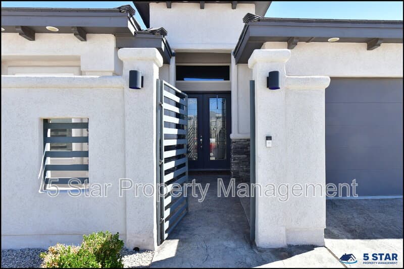 El Paso House: 2412 Tierra Lejana Pl