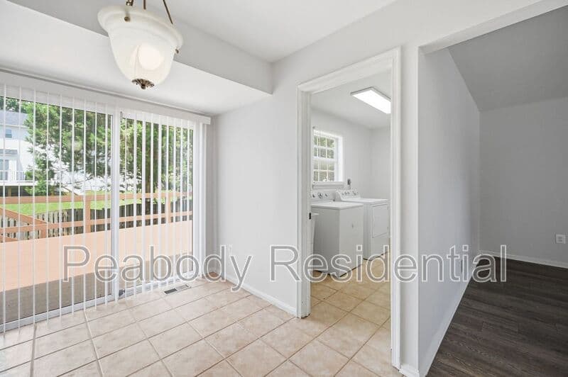 Great Falls House: 10609 Oxford Ct