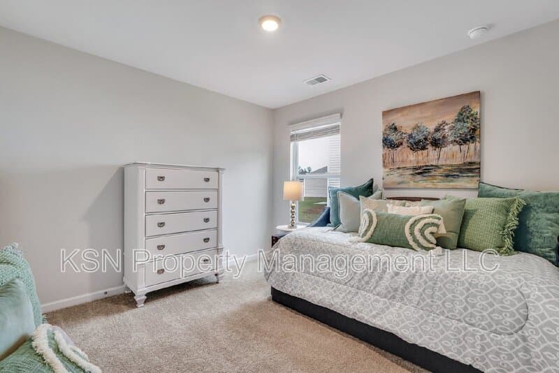 Bloomingdale House: 224 Skylark Rd