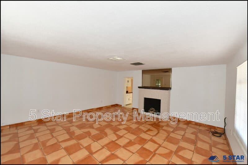 El Paso House: 7817 West Dr