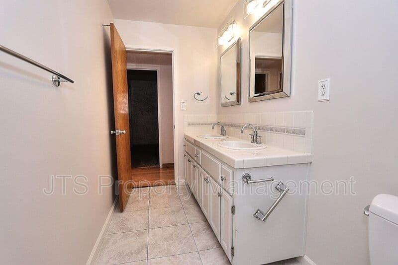 Fair Oaks House: 8520 Emperor Drive