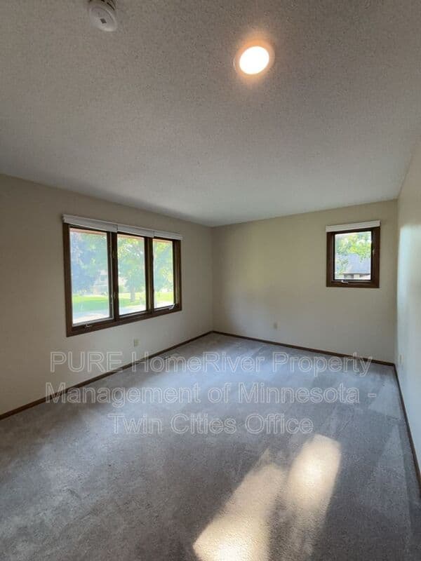 Edina House: 7420 Hyde Park Cir
