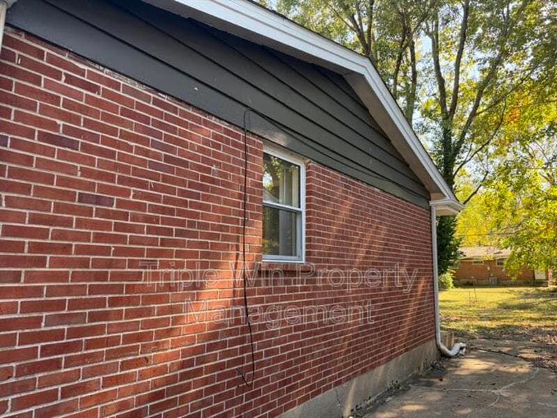 Saint Louis House: 1380 Cove Ln