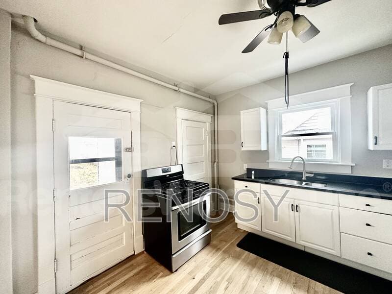 Des Moines House: 3114 School Street