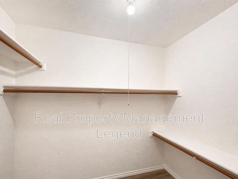 Benbrook House: 70 Legend Road