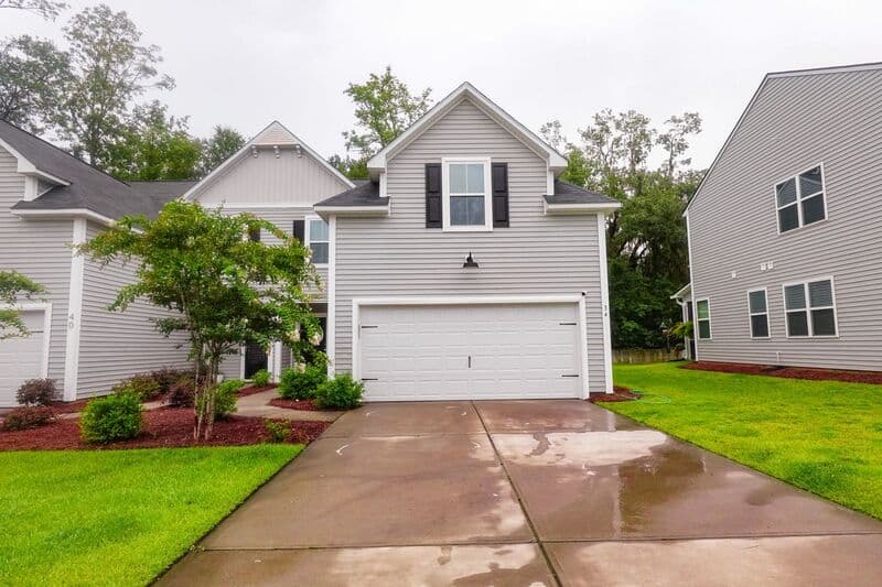 Richmond Hill House: 34 Crown Ct