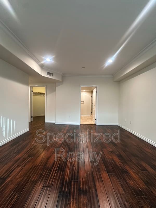 North Hollywood Condo: 10921 Whipple Street
