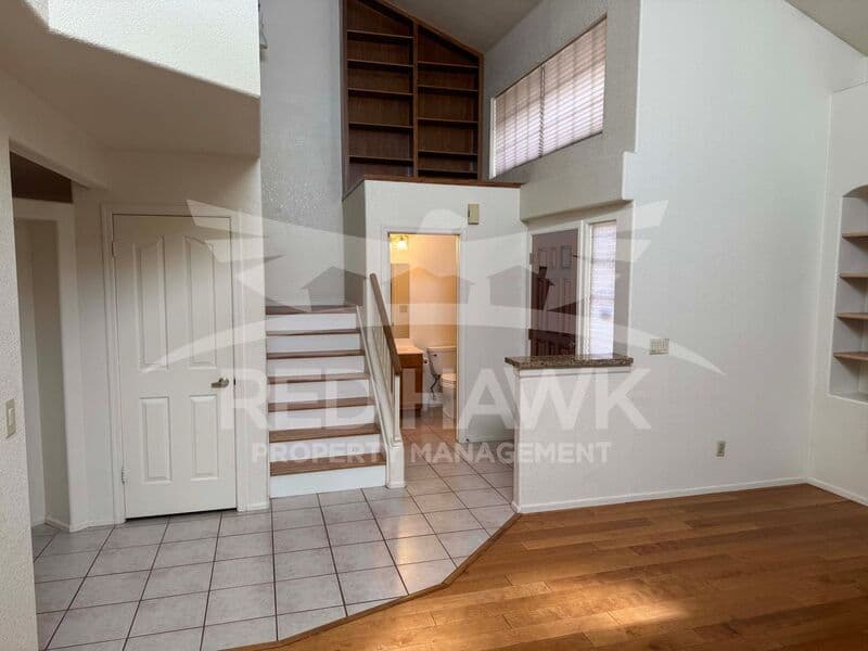 Tempe House: 25 W La Vieve Ln