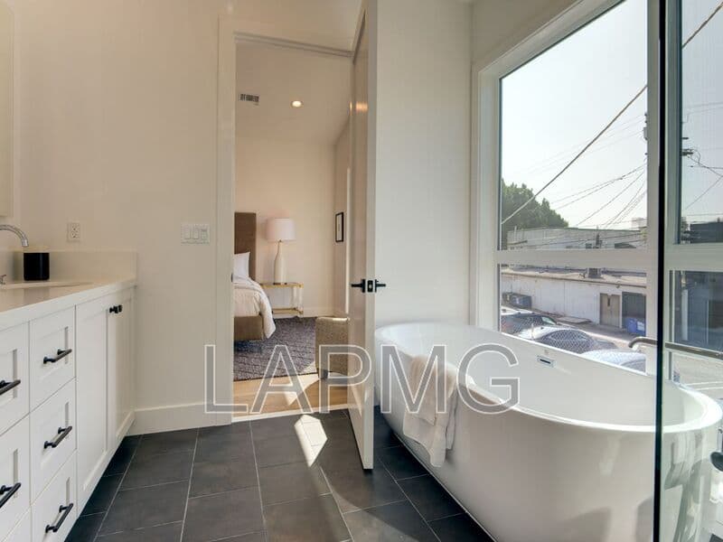 Los Angeles House: 6016 Comey Ave