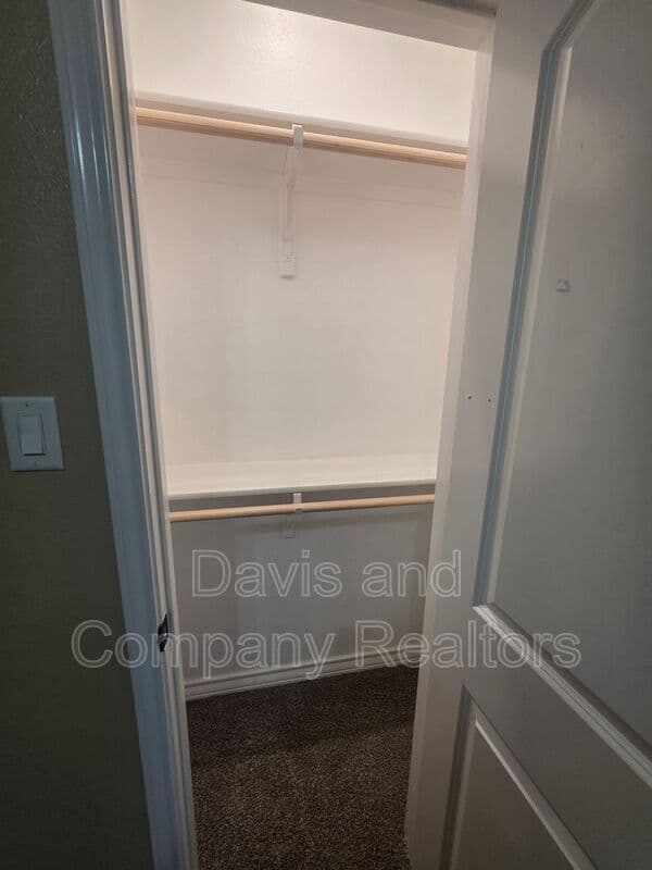 Midland House: 104 S Carver St