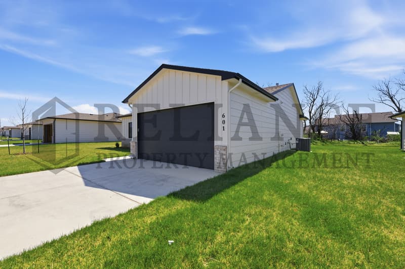 Valley Center House: 501 E Elmwood St