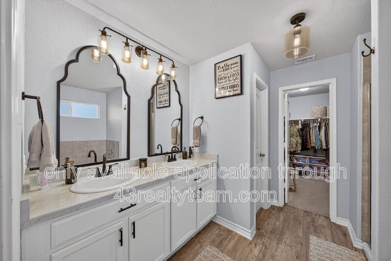 San Antonio House: 15562 Gray Catbird