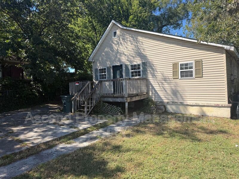 Chattanooga House: 319 N Highland Park Ave